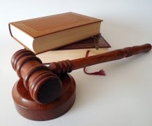 Est-ce que la DMT et Ayahuasca sont légales au Canada ? hammer, books, law-719066.jpg